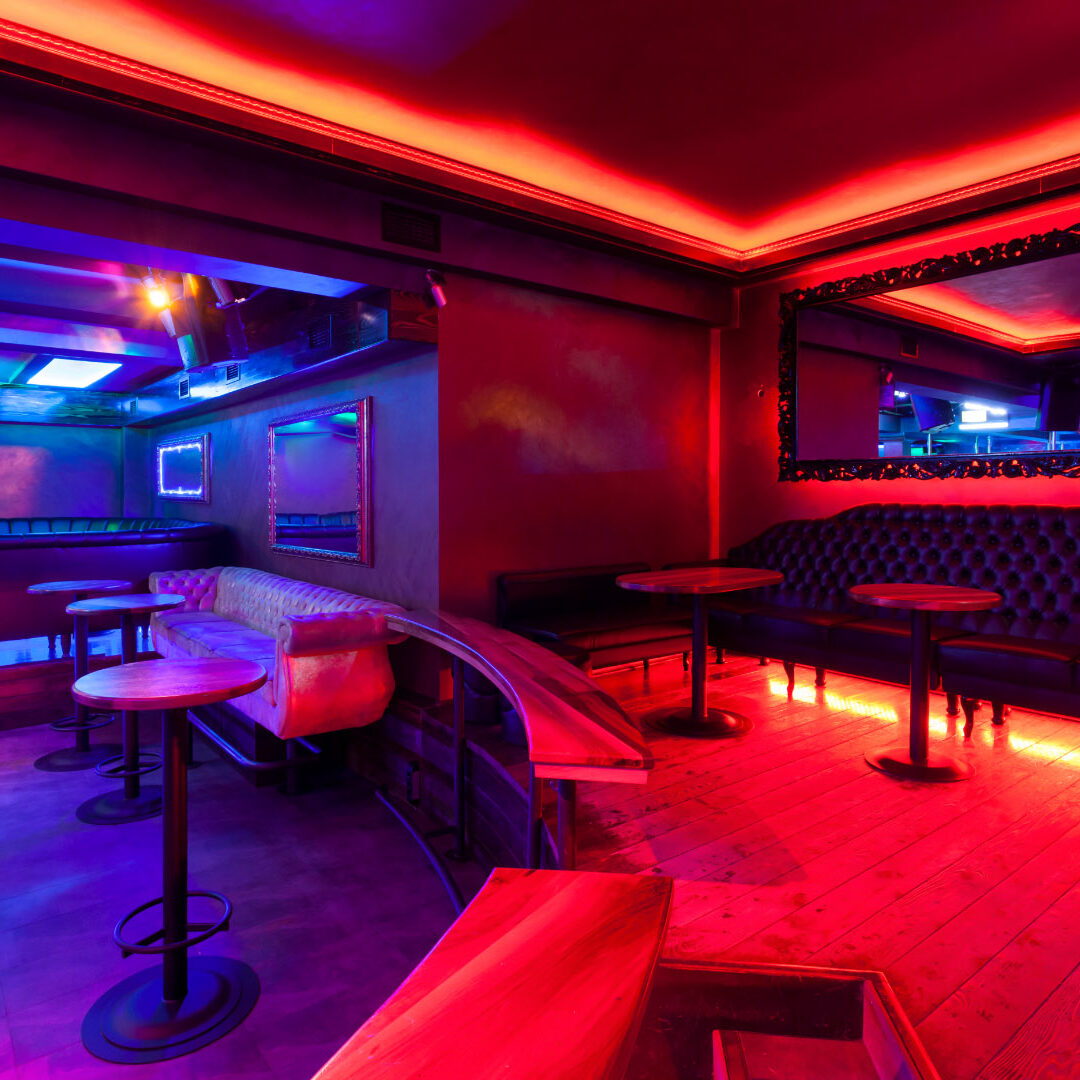 Nachtclub beleuchtet mit dynamischen Lichteffekten, die eine einladende Partyatmosphäre schaffen