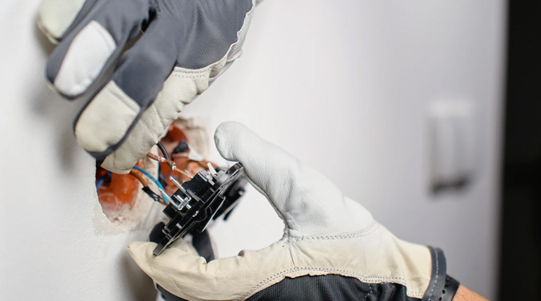 Elektriker bei der Installation einer Steckdose – Elektroinstallation und Smart Home in Kirchheim